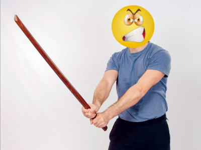 Тренер, избивший палкой воспитанника, скрылся от суда в России