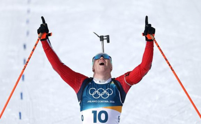 Норвежский биатлонист завоевал золото в масс-старте на 15 км на Олимпиаде