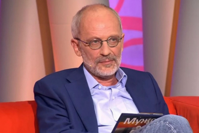 Гордон вызвал слухи о беременности жены, положив руку на живот