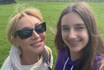 Кристина Орбакайте в белом мини показала невесту-дочь с идеальными ногами