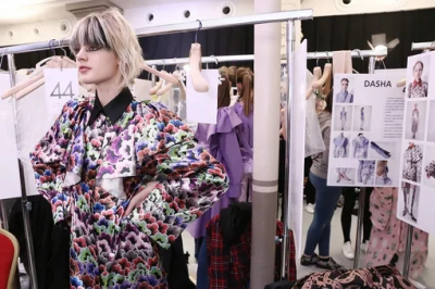 &quot;Некоторые выходят на подиум буквально на булавках&quot;: закулисье подготовки люксовых фэшн-шоу